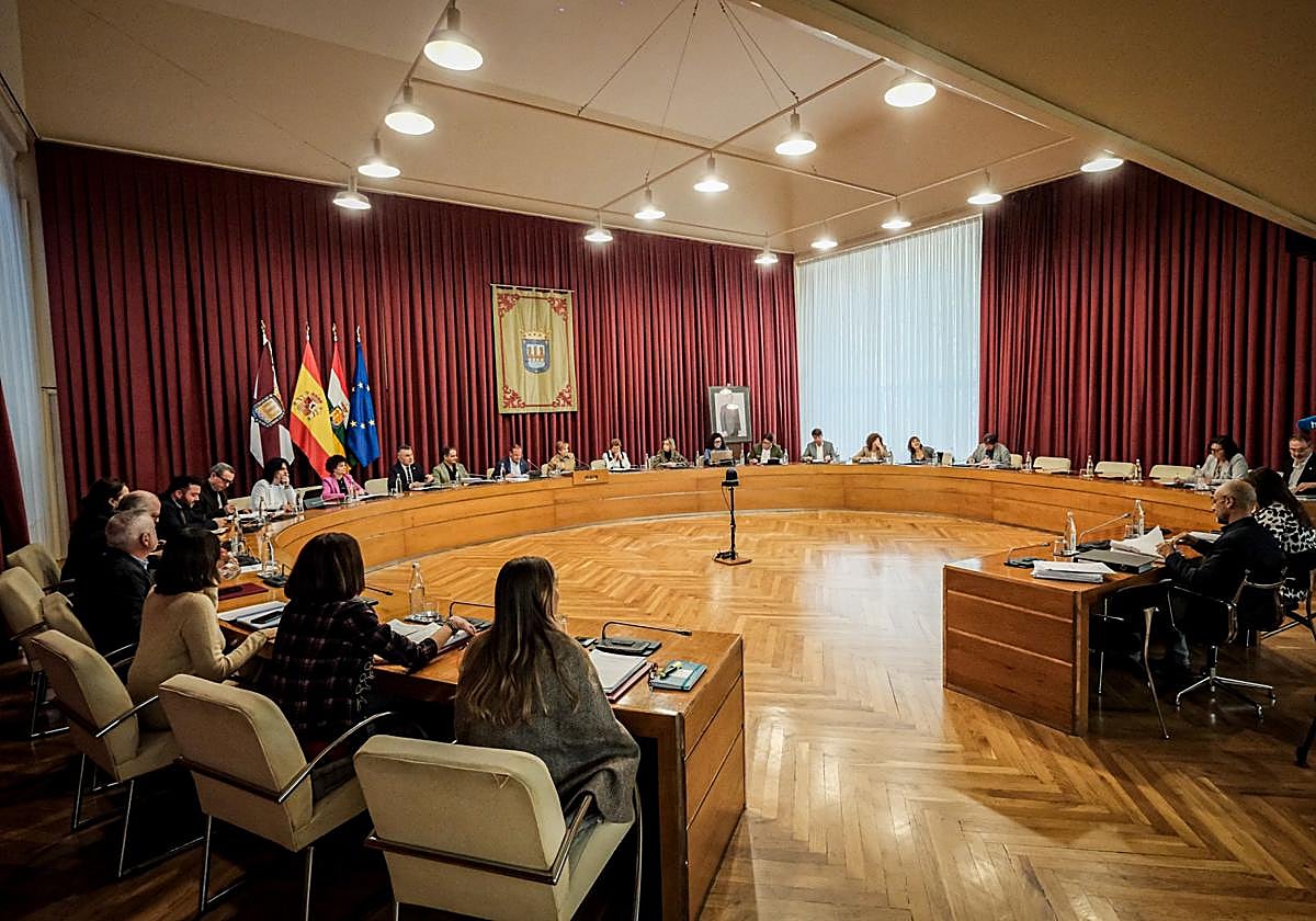 Los concejales de Logroño, durante la sesión extraordinaria para debatir el proyecto de Ordenanzas.