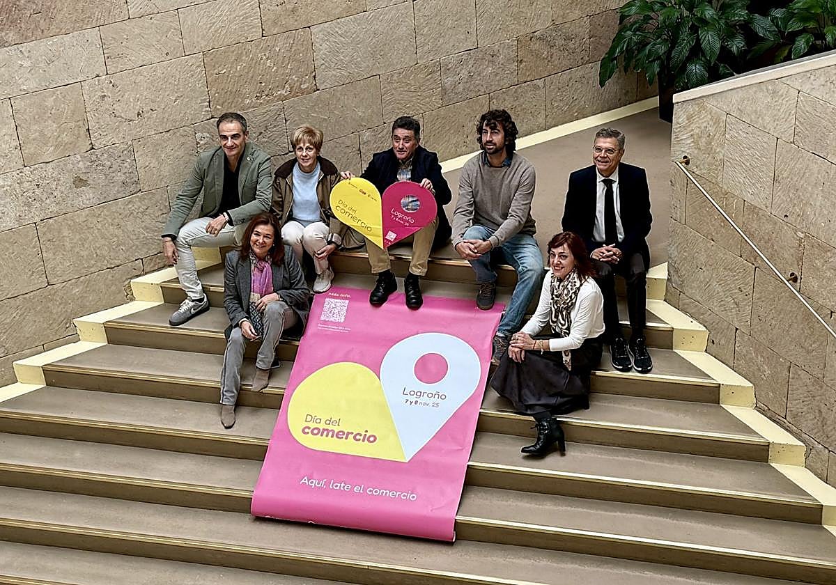 Miguel Sáinz y Florencio Nicolás junto con varios representantes de asociaciones comerciantes de Logroño, en la presentación de la iniciativa.