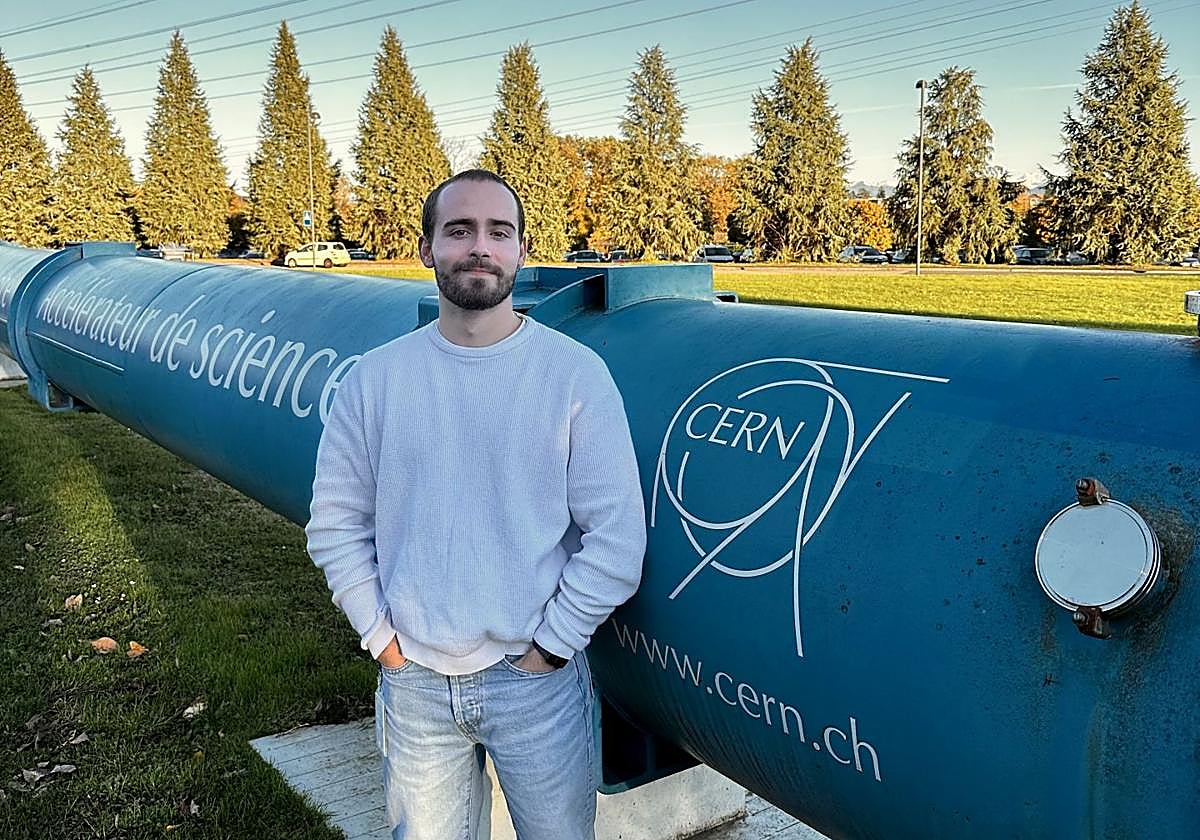 Alfonso Puicercús junto al acelerador de partículas LHC de la Organización Europea de Investigación Nuclear, en Ginebra, Suiza.