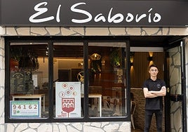 Luis Gustavo de Queiroz, a las puertas de su local. Sobre estas líneas, jamones de Los Romeros de Alanís.