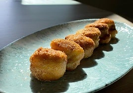 Buñuelos de calabaza, presentados en un plato, listos para degustar.