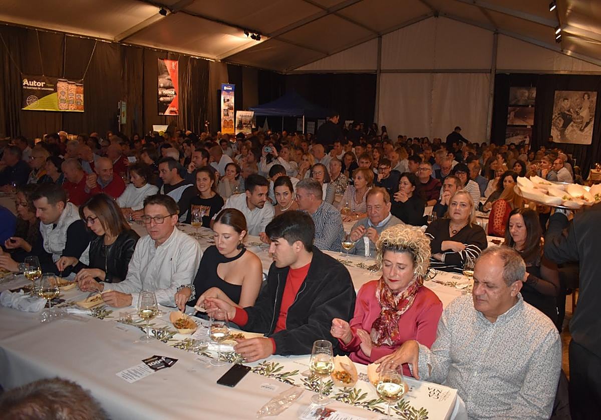 Parte de los asistentes a la cata de este viernes en la carpa de Autol.