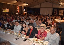 Parte de los asistentes a la cata de este viernes en la carpa de Autol.
