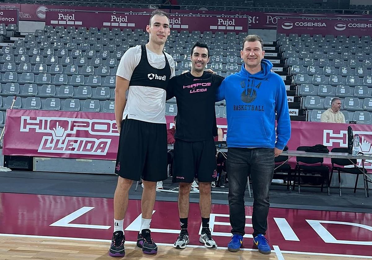 El calagurritano Millán Jiménez, su entrenador en el Lleida Gerard Encuentra, y el lituano Sarunas Ciparis.