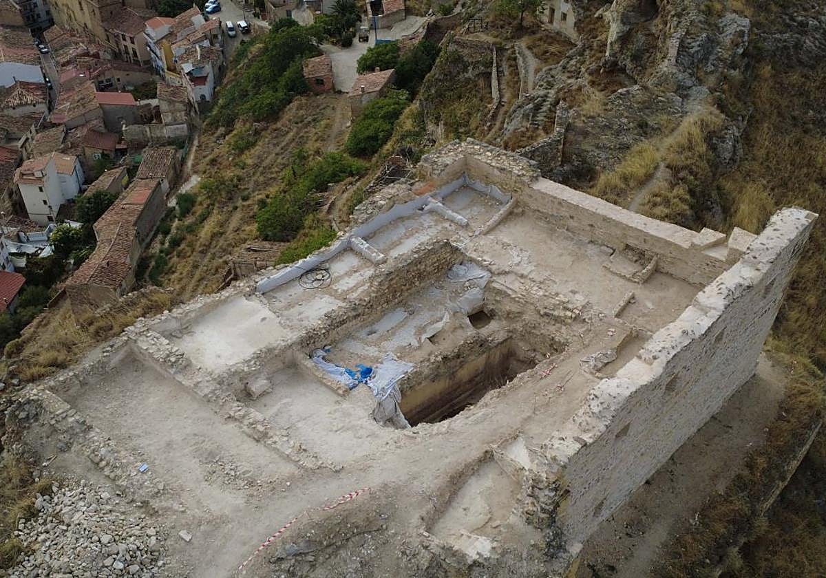Fotografía aérea de la zona excavada en el recinto principal del castillo de Cervera del Río Alhama.