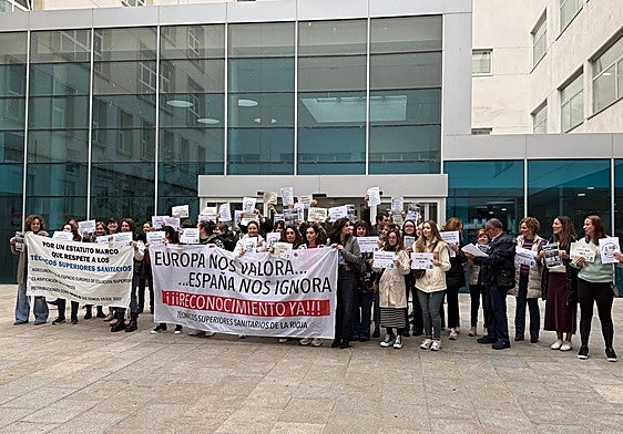 Concentración celebrada en la mañana de este viernes por los técnicos superiores sanitarios a la entrada del Hospital San Pedro.