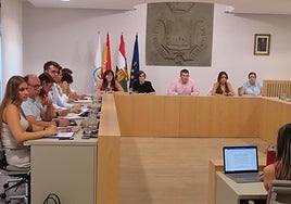 Cristina Serván, la primera a la izquierda, en el pleno de septiembre de la Corporación.
