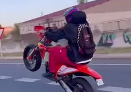 Pillado un riojano en Tiktok haciendo adelantamientos peligrosos, maniobras arriesgadas y caballitos