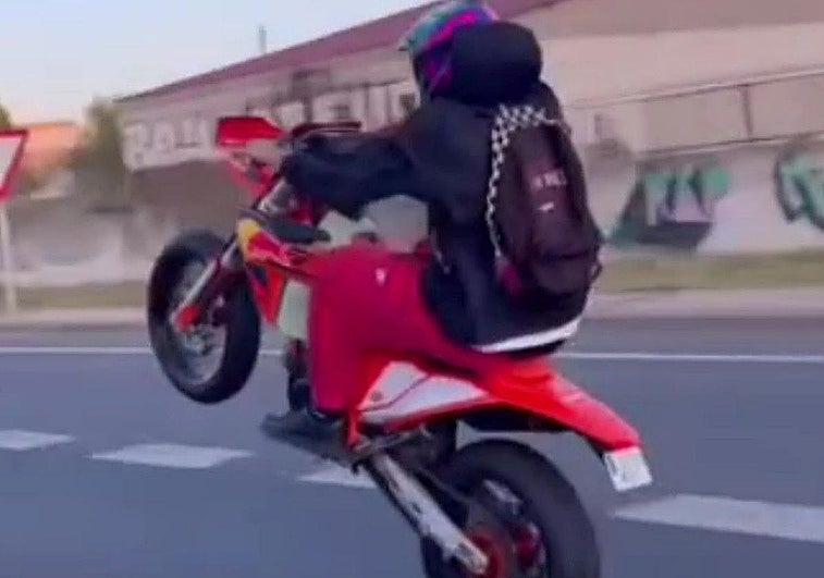 Pillado un riojano en Tiktok haciendo adelantamientos peligrosos, maniobras arriesgadas y caballitos