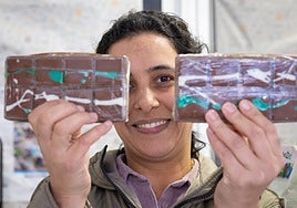 Dorsaf, con dos tabletas de este dulce viral.