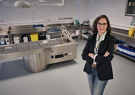 Mercedes Martínez posa en la sala de autopsias del Palacio de Justicia.