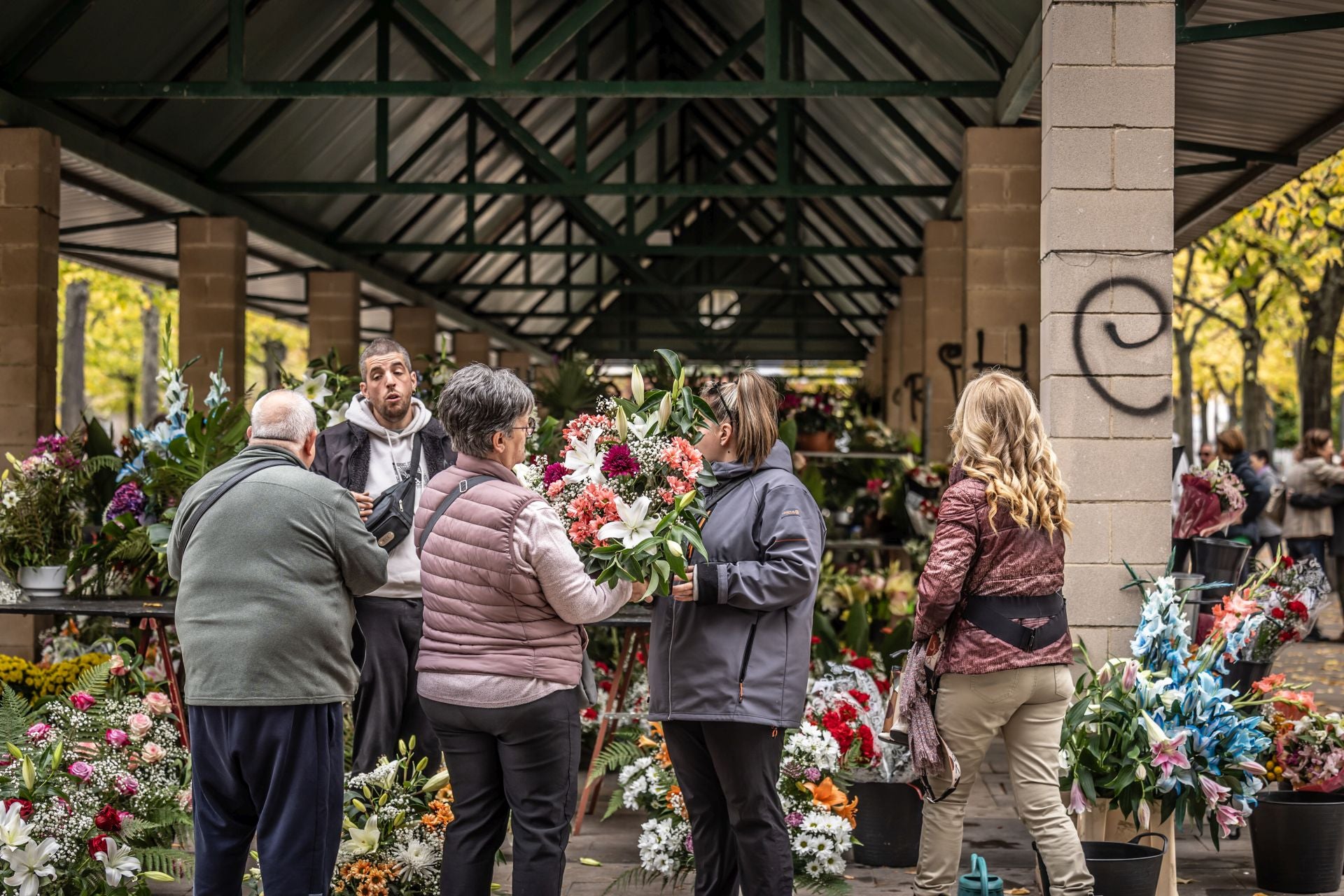 Los logroñeses visitan el tradicional mercado de las flores