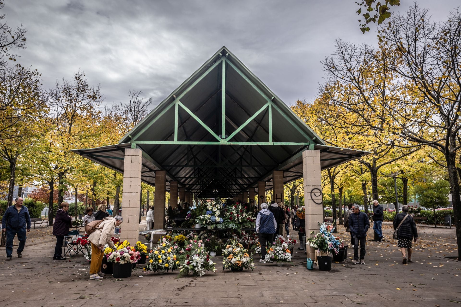 Los logroñeses visitan el tradicional mercado de las flores