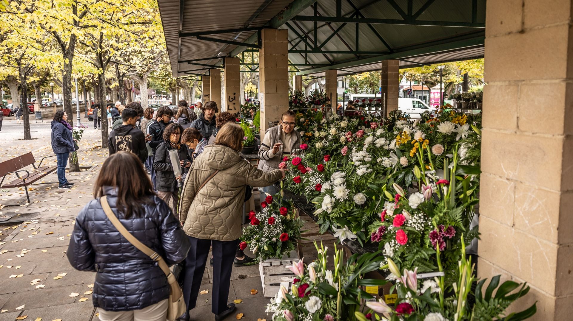 Los logroñeses visitan el tradicional mercado de las flores