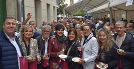 Ayer no faltaron los champiñones a la plancha. Una cuadrilla entre la multitud que llenaba ayer la calle Doctor Remón durante la cocina popular en directo.