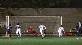 Lleyda para una de las ocasiones del Eibar en el partido de la Copa disputado en el Luis de la Fuente.