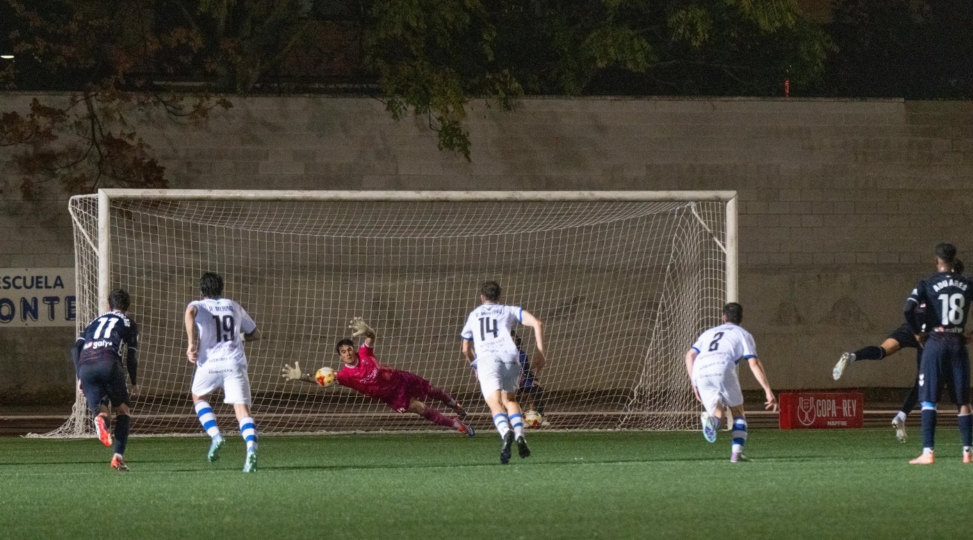 Lleyda para una de las ocasiones del Eibar en el partido de la Copa disputado en el Luis de la Fuente.