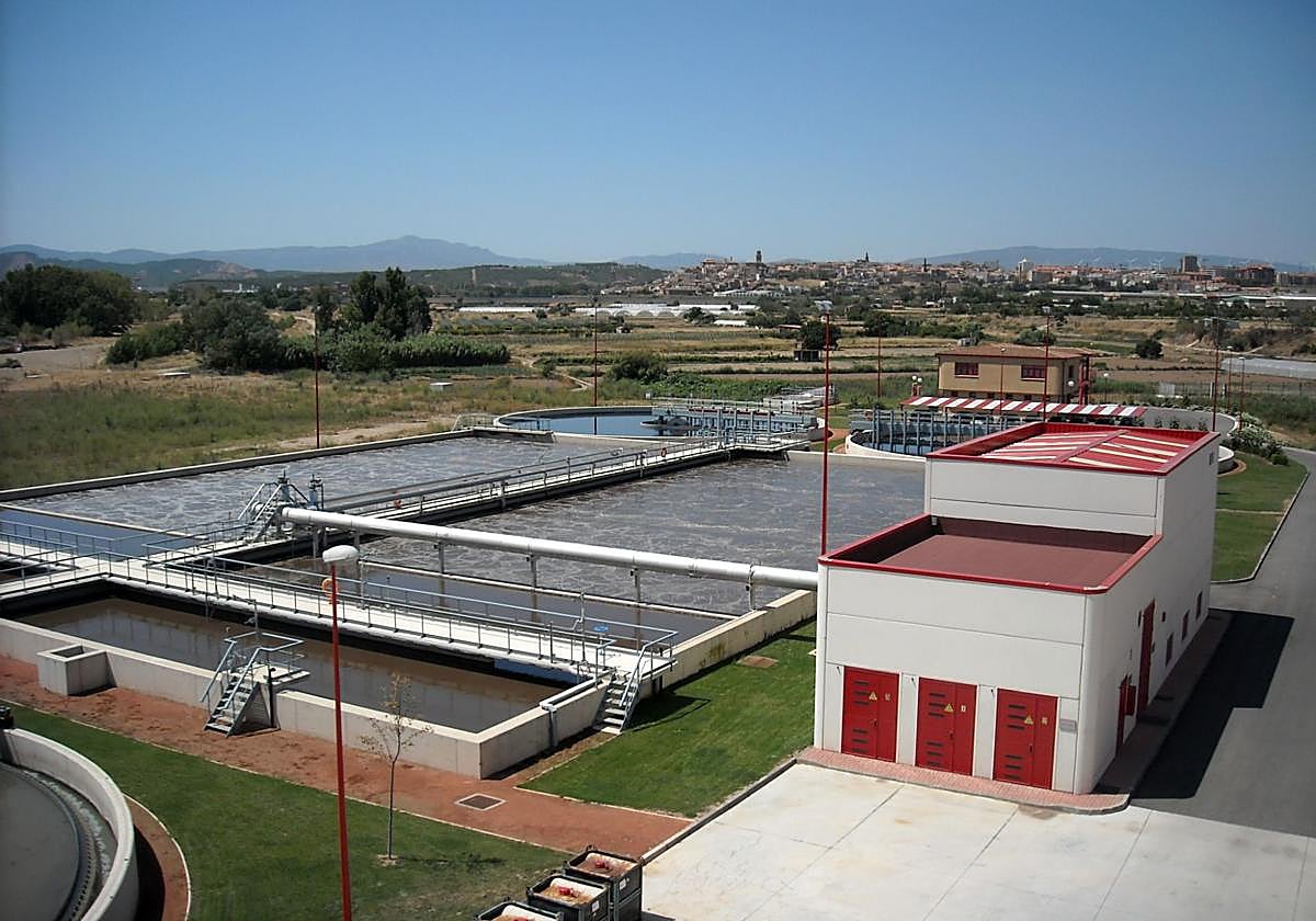 Imagen de parte de la Estación Depuradora de Aguas Residuales (EDAR) del Cidacos en Calahorra con la ciudad al fondo.