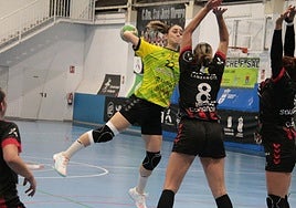 June Loidi intenta lanzar sobre la defensa del Cicar Lanzarote.