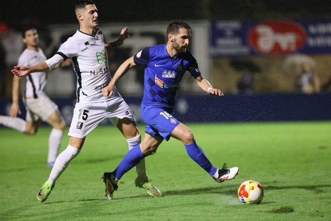 Álvaro Santos, jugador del Alfaro, trata de frenar al local Tienza.