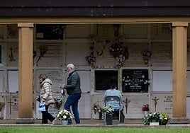 Una mujer visita a un ser querido en el cementerio de Logroño.