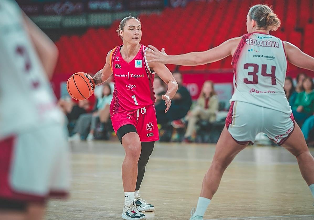 Sedlakova intenta parar la ofensiva de la sevillana Arfinengo.