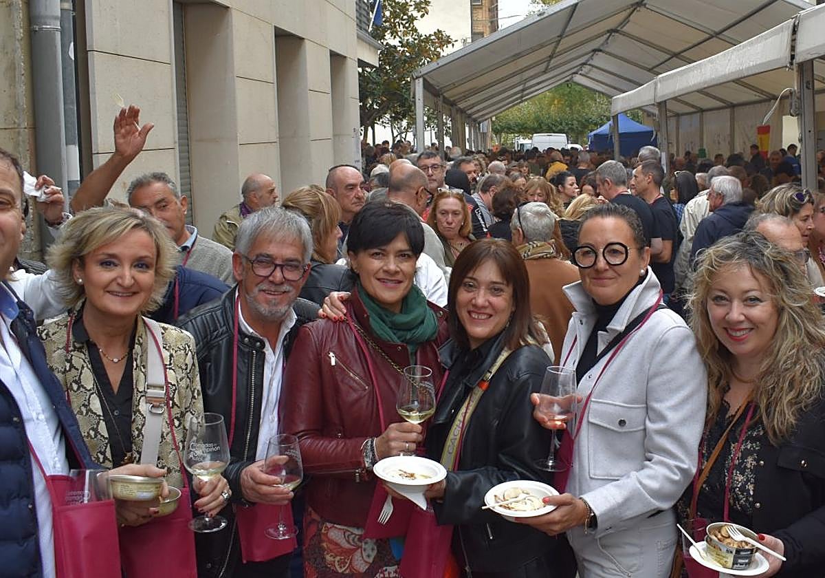 Ayer no faltaron los champiñones a la plancha. Una cuadrilla entre la multitud que llenaba ayer la calle Doctor Remón durante la cocina popular en directo.