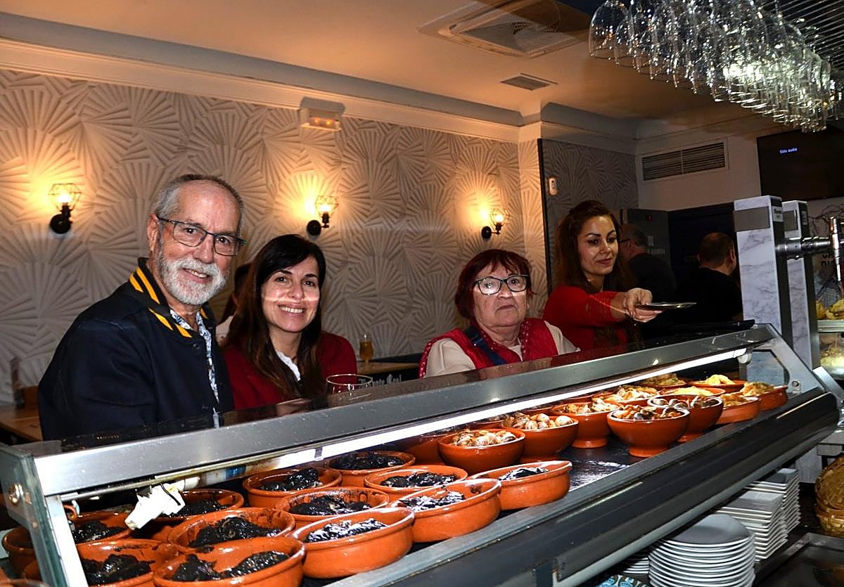 Cazuelillas de chipirones, caracoles y patatas a la importancia, en el bar Rioja.