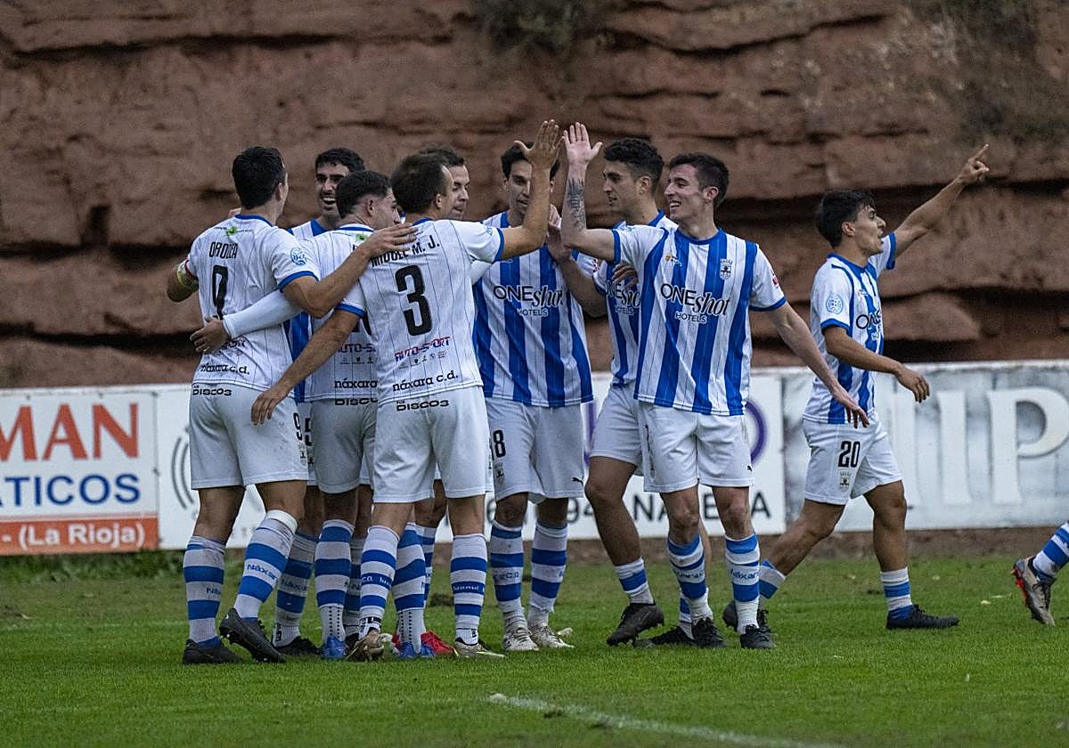 Tres puntos. Los jugadores del Náxara celebrar uno de los tres goles en La Salera.