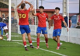 Los tres goleadores del Calahorra de ayer: Lucas Díaz (de espaldas), Joselu y Abel, celebrando el segundo gol rojillo.