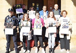 Representantes de la Policía, del Ayuntamiento, de la AECC, Asfocal y CMIK Fotografía, con el calendario.