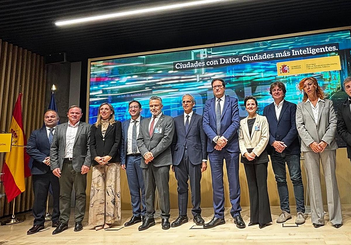 Los representantes municipales, entre ellos el alcalde Conrado Escobar, con el ministro Óscar López.