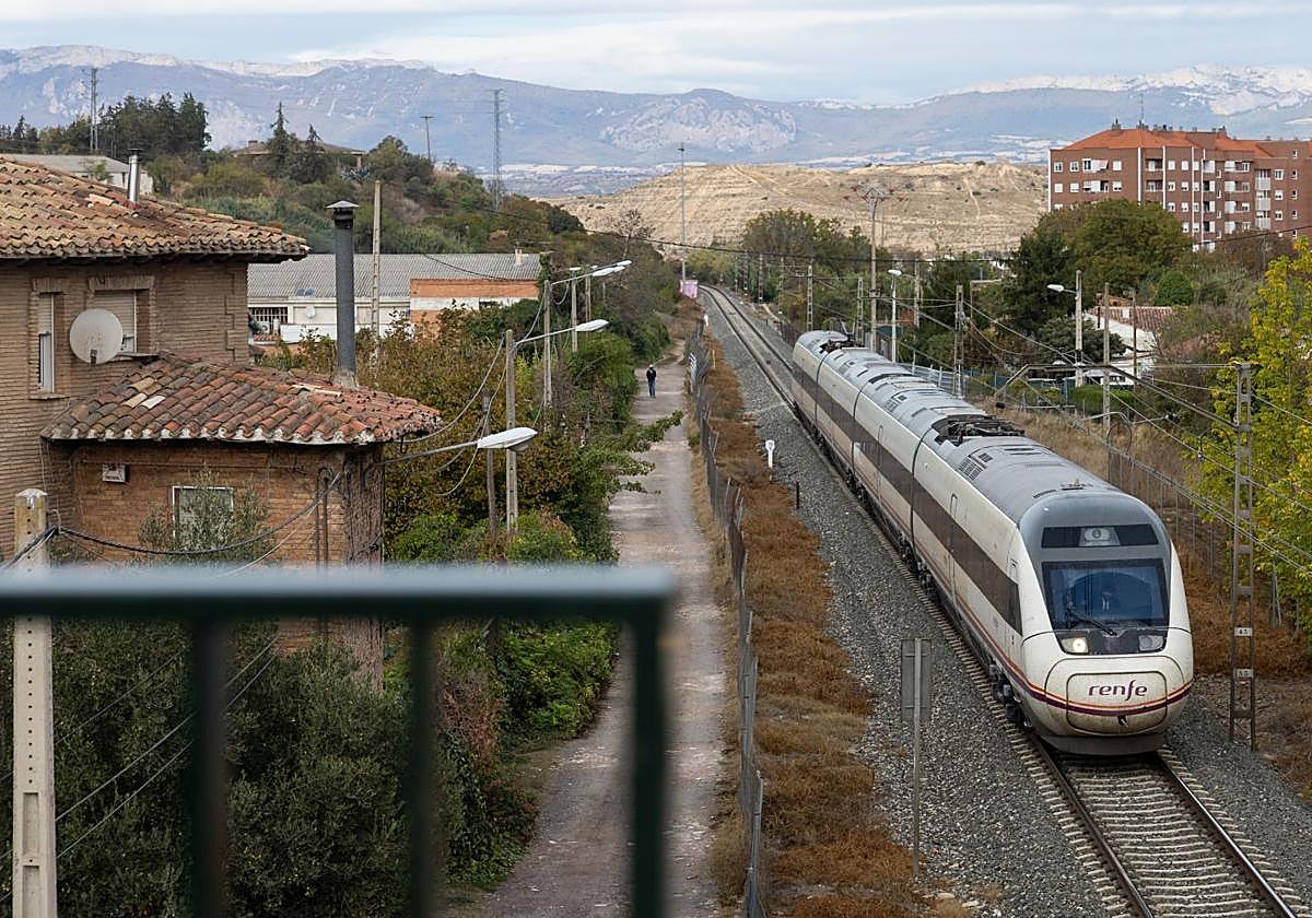 Tren a su paso por Logroño.