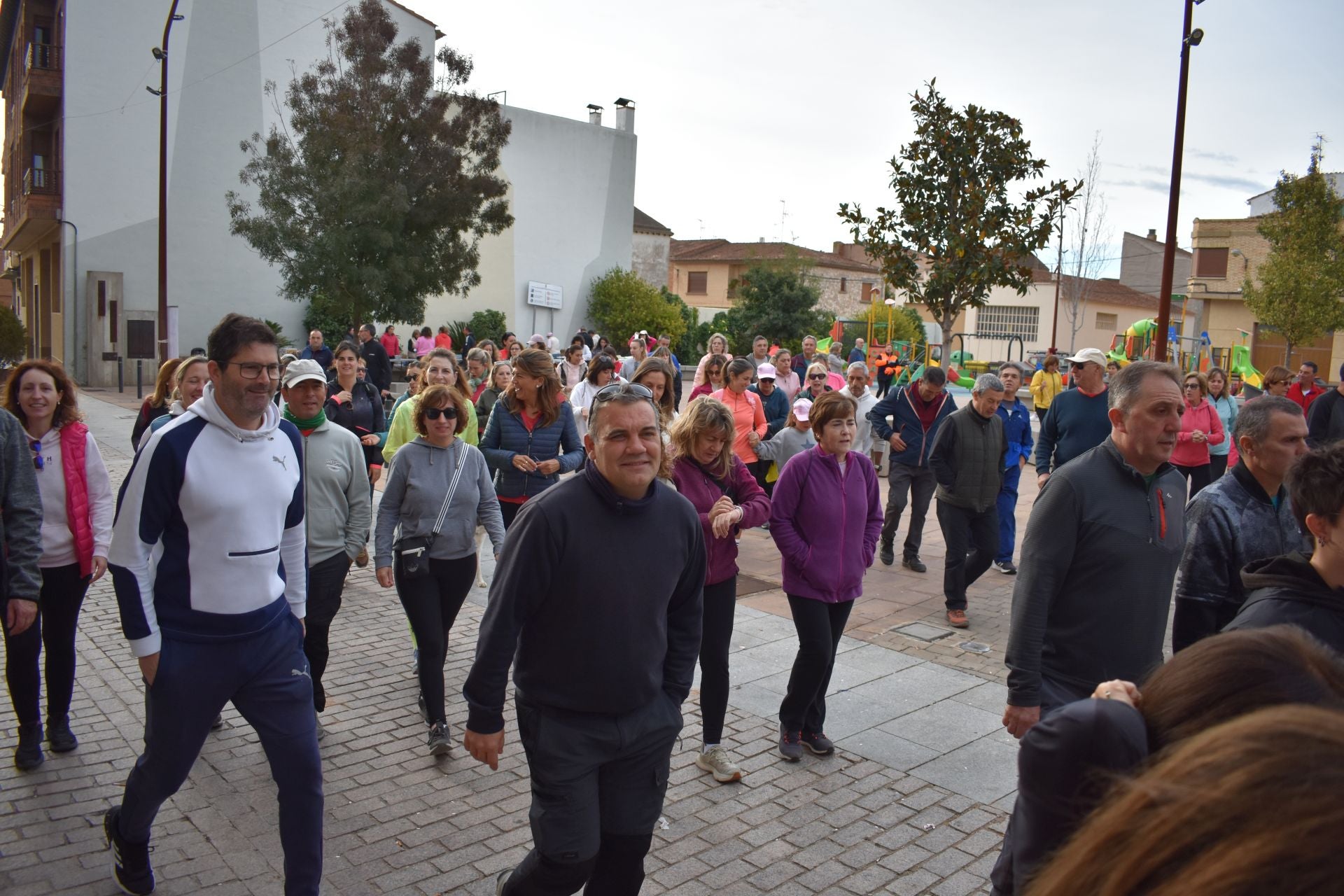 Las imágenes de la marcha contra el cáncer en Aldeanueva
