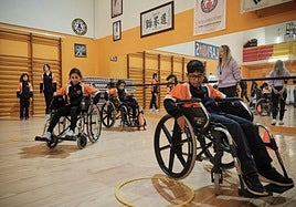 Varios alumnos del colegio Escolapios de Logroño participan en el programa, en este caso yendo en silla de ruedas.
