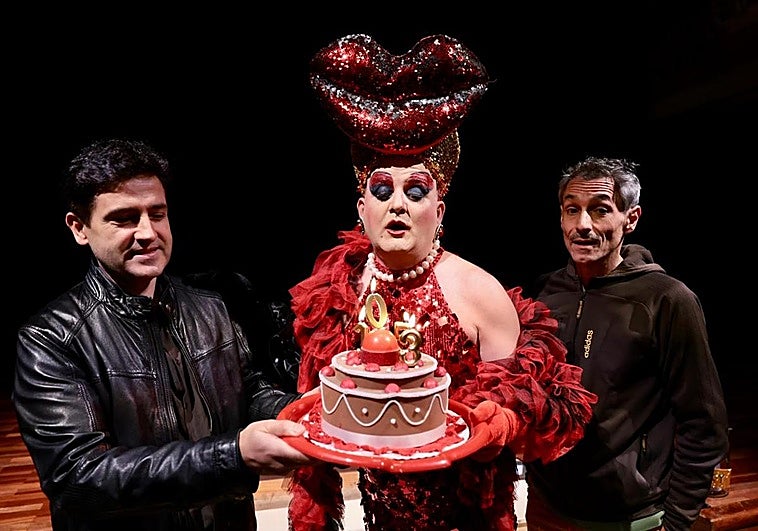 Roberto Iturriaga, Martín Nalda y Josué Lapeña soplando las velas de aniversario.
