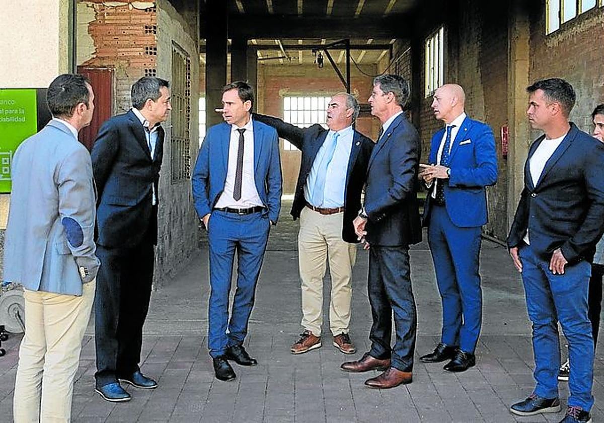 El alcalde explicó los detalles y objetivos del centro de ocio.