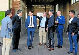 El alcalde explicó los detalles y objetivos del centro de ocio.