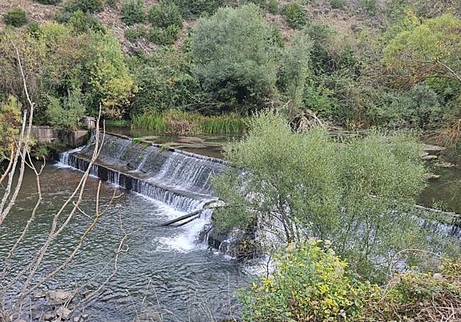 La presa de la piscifactoría antes de ser derruida.