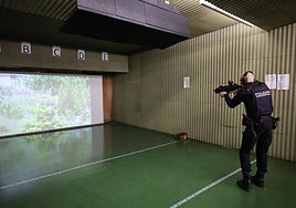 Un agente dispara en las nuevas instalaciones.