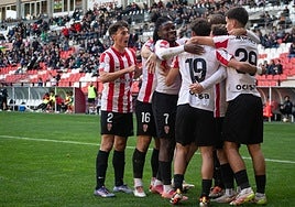 Los jugadores de la UD Logroñés celebran un gol ante el Utebo.