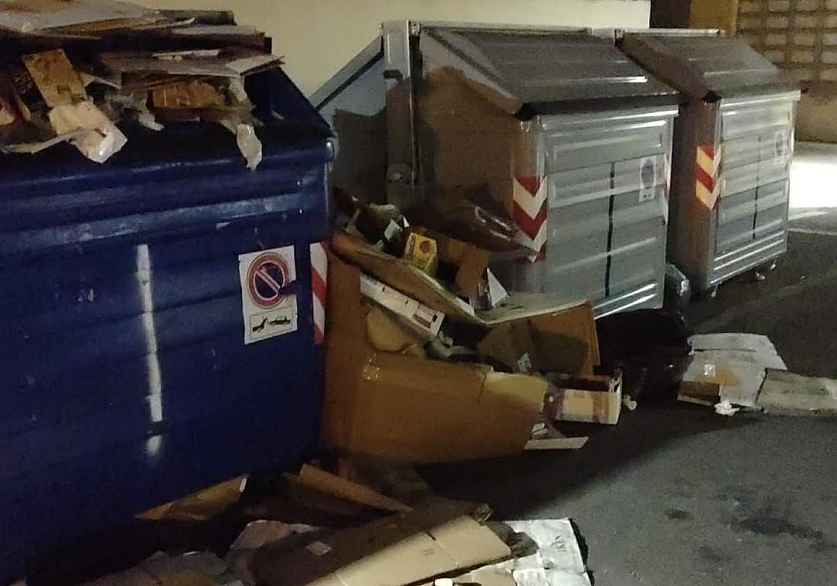 Contenedor azul junto a los nuevos contenedores, hace unos días.