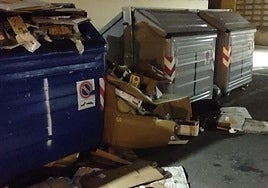 Contenedor azul junto a los nuevos contenedores, hace unos días.