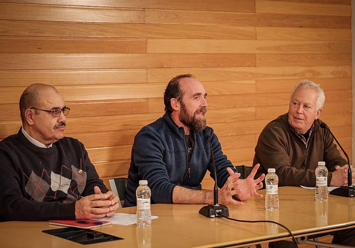 Eduardo Sáenz de Cabezón (en medio) junto con Mohamed Labad (izquierda) y Andreas Oestreicher (derecha).