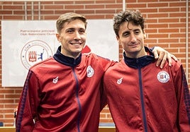 Álvaro Preciado y Xoan Ledo posan durante la rueda de prensa en la que expresaron su «felicidad» por renovar por el equipo franjivino.