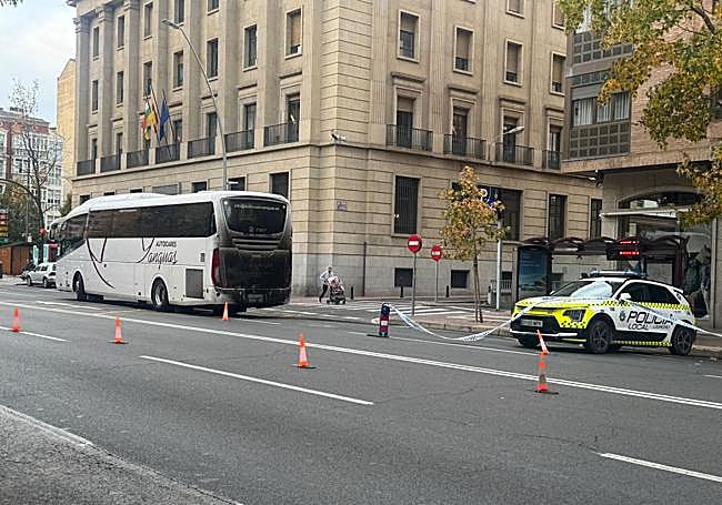 El autobús, 'plantado' en Vara de Rey.
