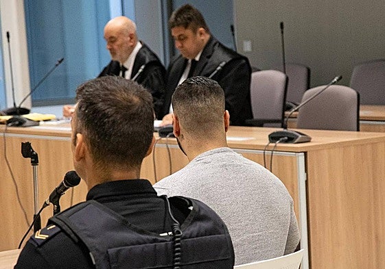 El acusado, antes de aceptar la pena de cárcel impuesta por la Audiencia Provincial.