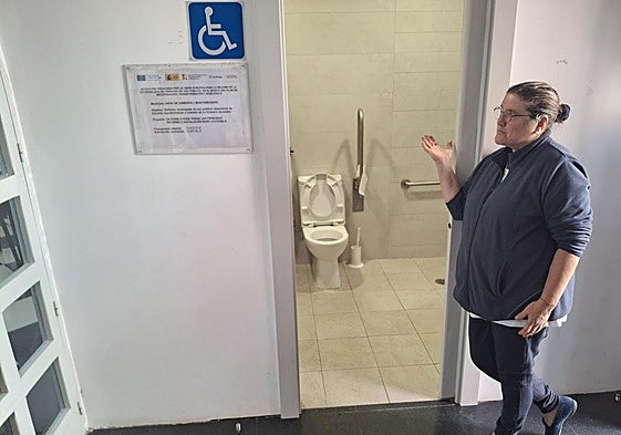 La alcaldesa, Inmaculada Sáenz, señala el baño público.