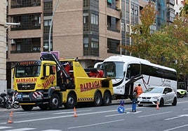 La grúa, en plena maniobra de la retirada.