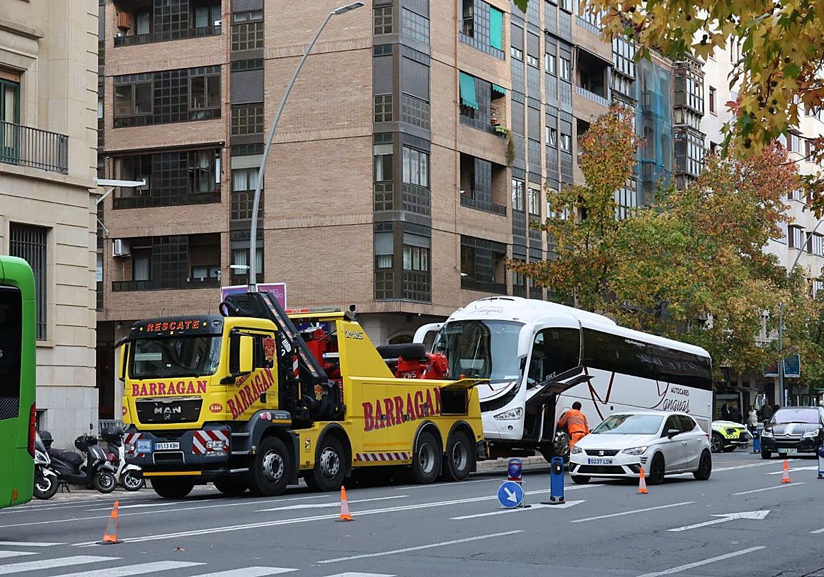 La grúa, en plena maniobra de la retirada.
